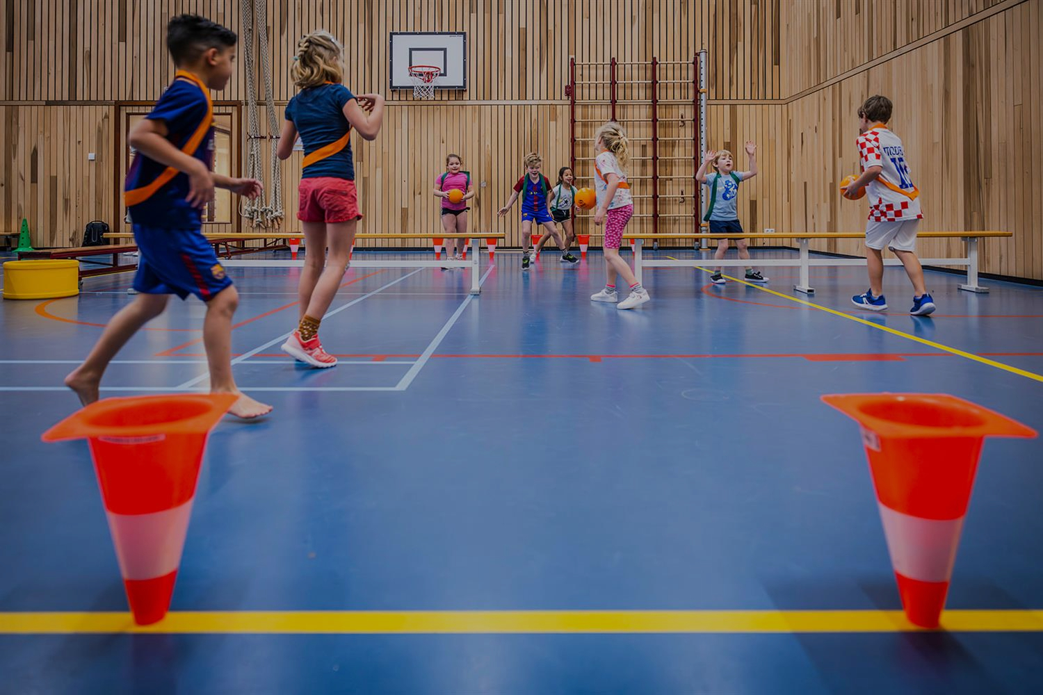 Kinderen bewegen tijdens een professioneel georganiseerde gymactiviteit